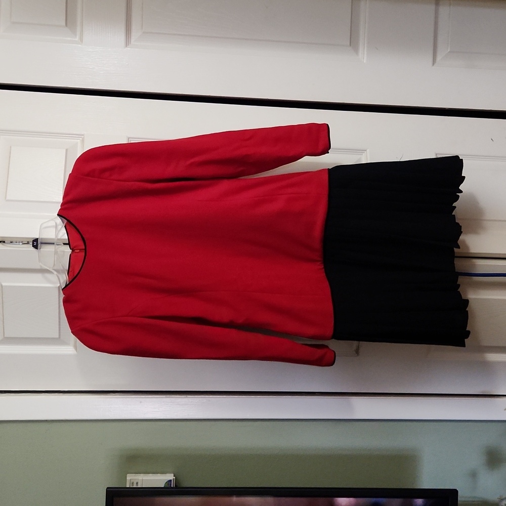 Carolina Herrera original sample winter dress. Beautiful black piping. In